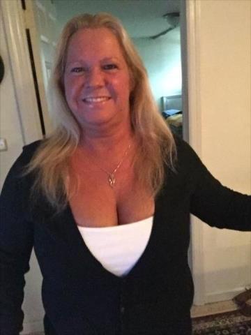 25P Granny Cleavage 22