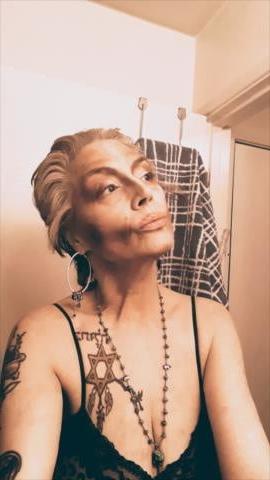 25P Granny Cleavage 22