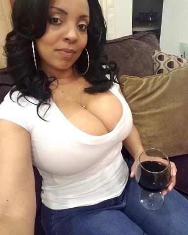 25P Granny Cleavage 22