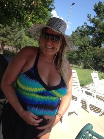 25P Granny Cleavage 22