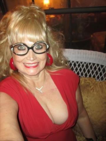 25P Granny Cleavage 22