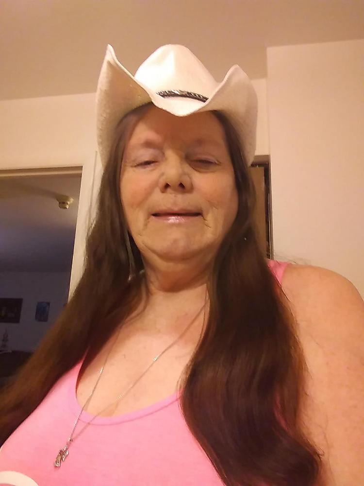 25P Granny Cleavage 22
