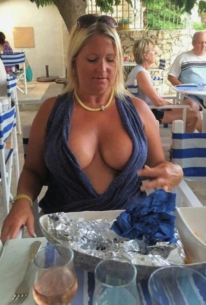 20P Mature ladies braless cleavage pokies 132