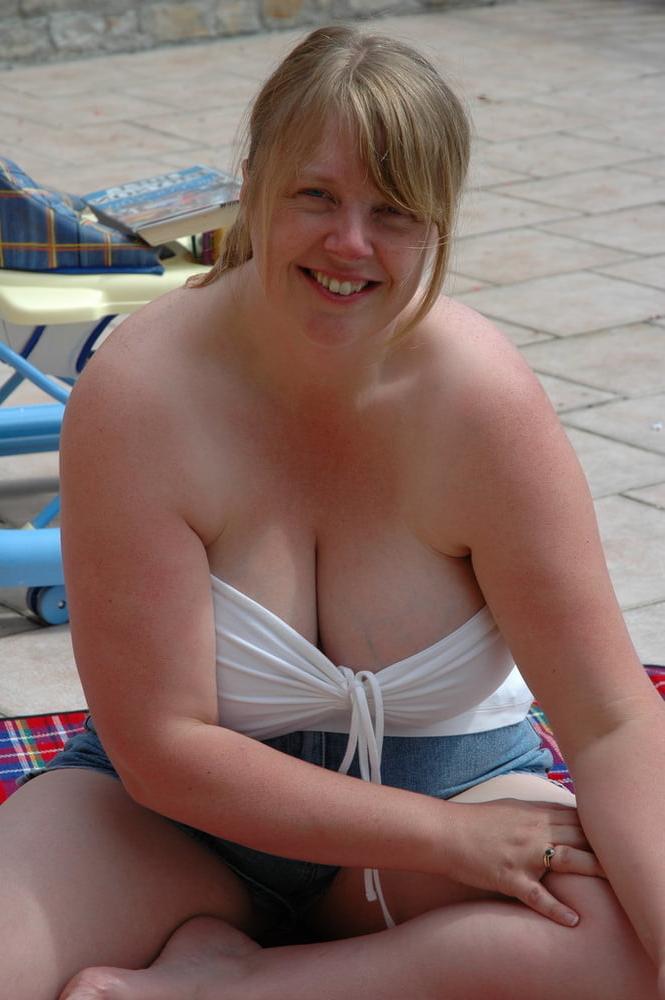 20P Mature ladies braless cleavage pokies 132