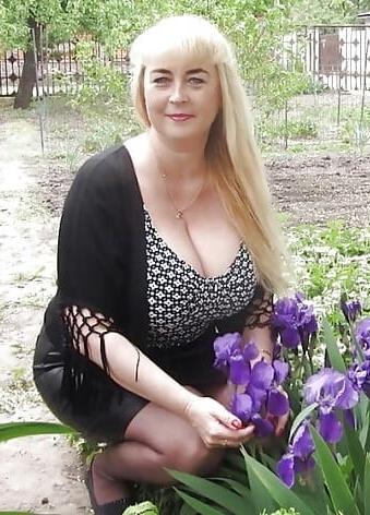 20P Mature ladies braless cleavage pokies 132