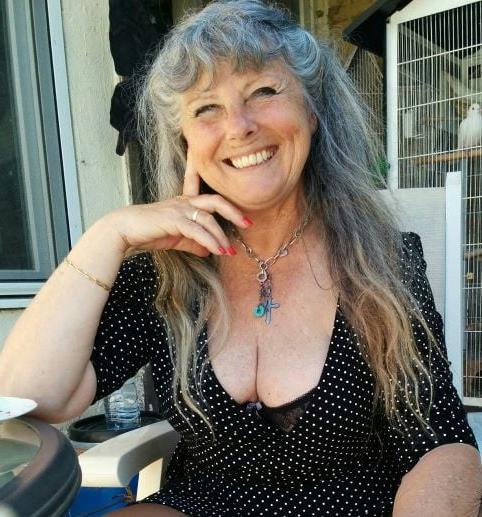 20P Mature ladies braless cleavage pokies 132