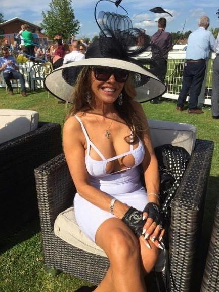 20P Mature ladies braless cleavage pokies 132