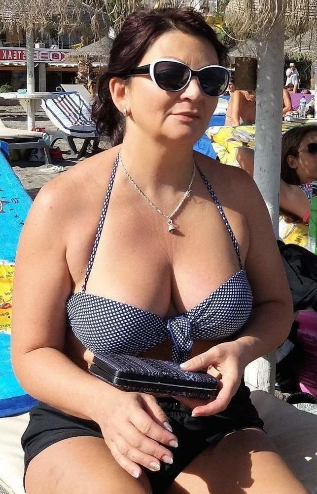 20P Mature ladies braless cleavage pokies 132
