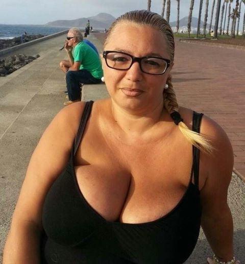 20P Mature ladies braless cleavage pokies 132