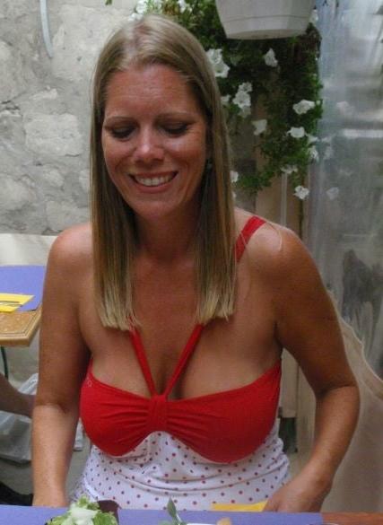 20P Mature ladies braless cleavage pokies 132