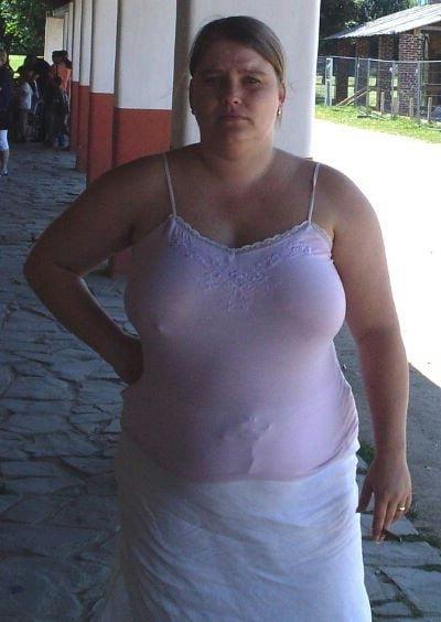 20P Mature ladies braless cleavage pokies 131