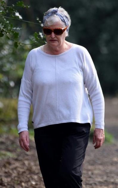 20P Mature ladies braless cleavage pokies 131