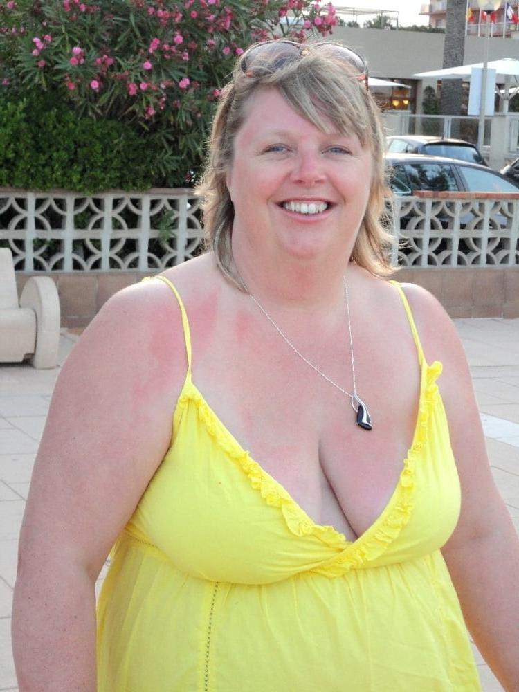 20P Mature ladies braless cleavage pokies 131