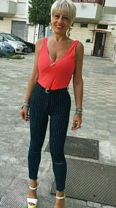 20P Mature ladies braless cleavage pokies 131