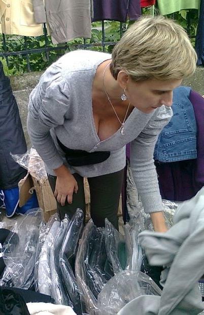 20P Mature ladies braless cleavage pokies 131