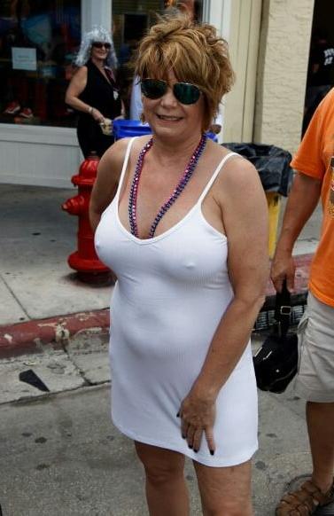 20P Mature ladies braless cleavage pokies 131