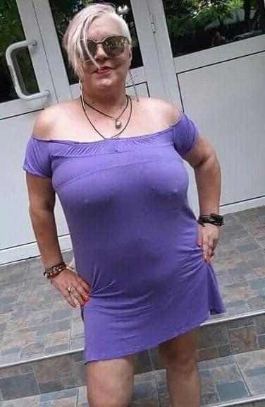 20P Mature ladies braless cleavage pokies 131
