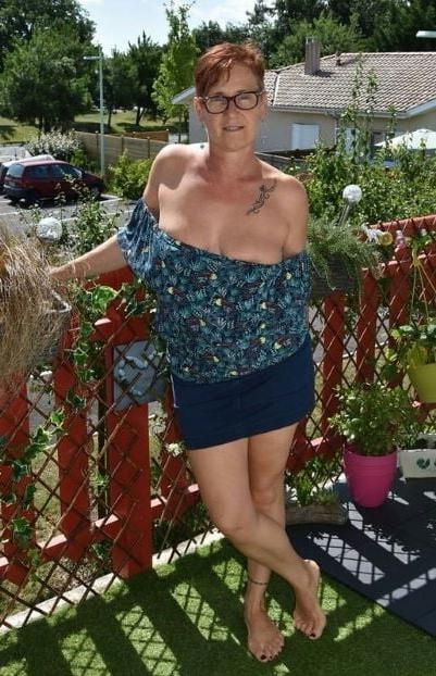 20P Mature ladies braless cleavage pokies 131