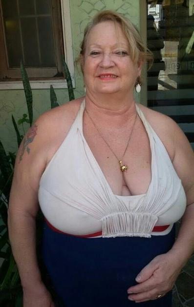 20P Mature ladies braless cleavage pokies 131