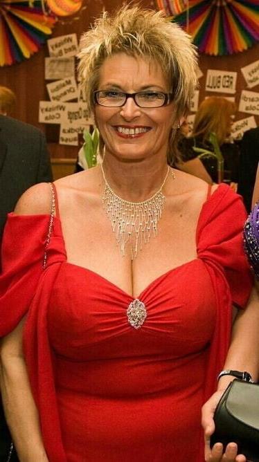 20P Mature ladies braless cleavage pokies 130