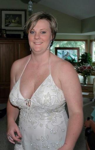 20P Mature ladies braless cleavage pokies 130
