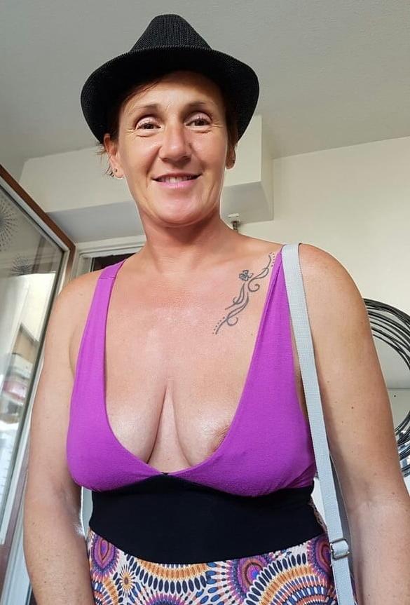 20P Mature ladies braless cleavage pokies 130