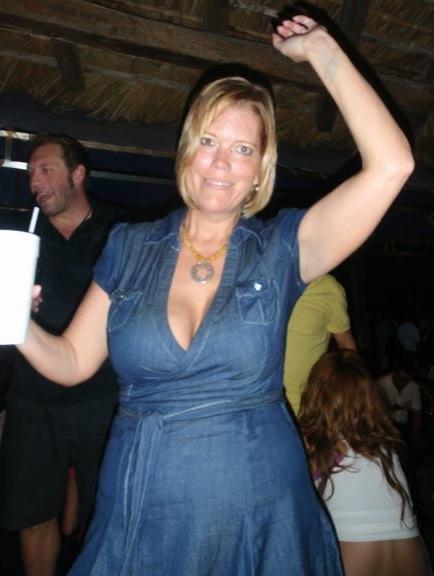 20P Mature ladies braless cleavage pokies 130