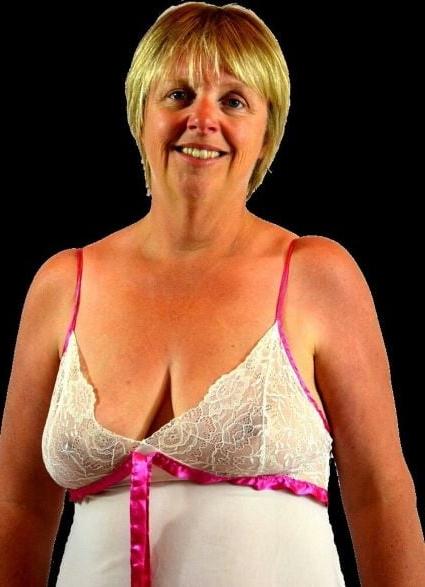 20P Mature ladies braless cleavage pokies 130