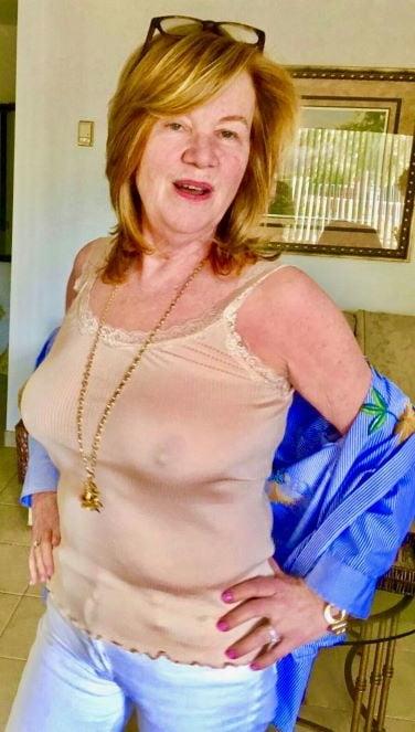 20P Mature ladies braless cleavage pokies 130