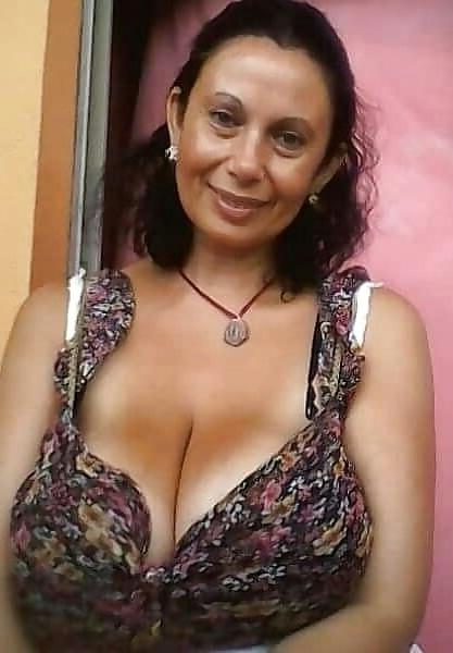 20P Mature ladies braless cleavage pokies 130