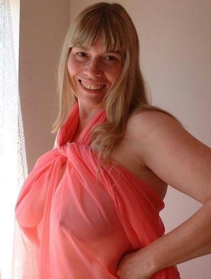 20P Mature ladies braless cleavage pokies 130