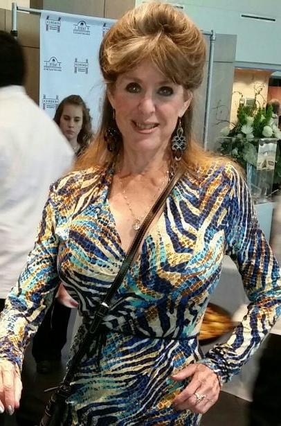 20P Mature ladies braless cleavage pokies 130