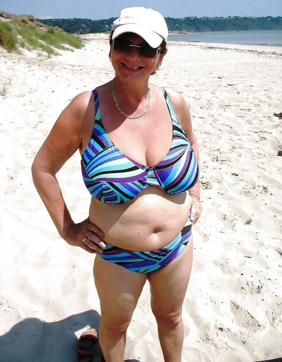 19P Hot bikini granny bbw