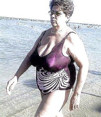 19P Hot bikini granny bbw
