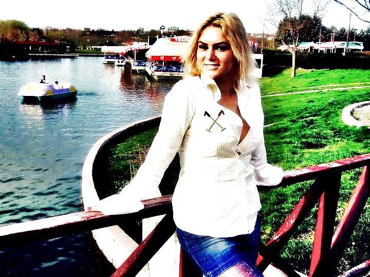 21P Turkish sexy Blonde amateur singer