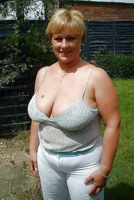 20P Mature ladies braless cleavage pokies 128