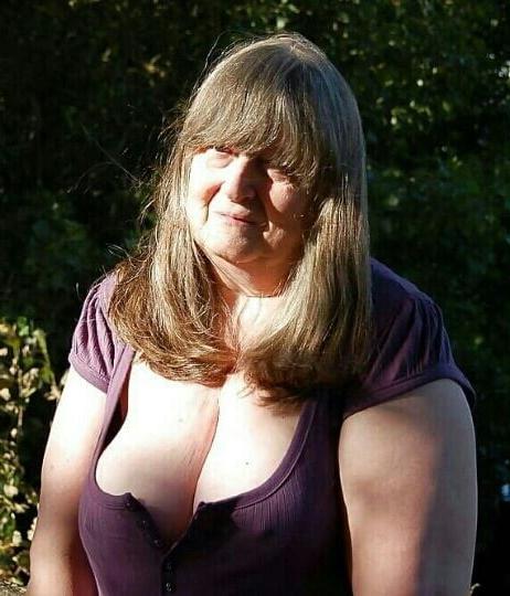 20P Mature ladies braless cleavage pokies 128