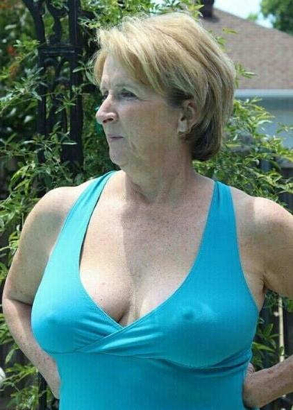 20P Mature ladies braless cleavage pokies 128
