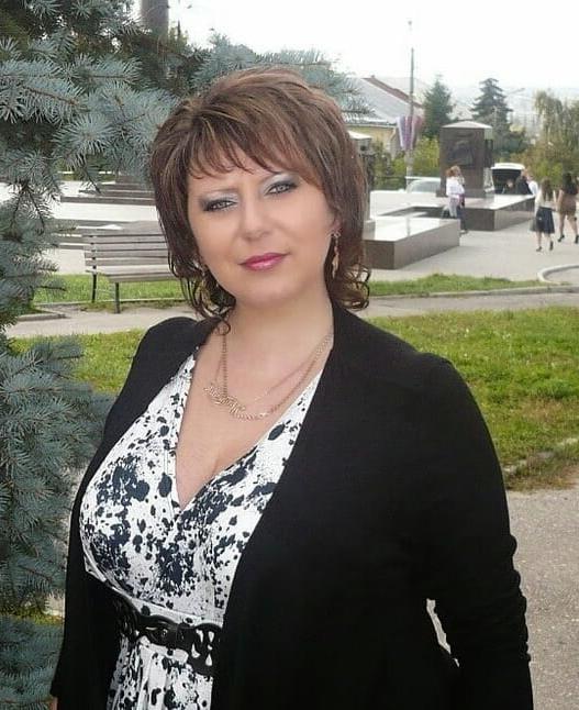 20P Mature ladies braless cleavage pokies 128