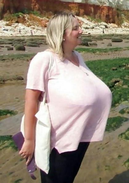 20P Mature ladies braless cleavage pokies 128