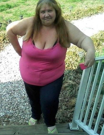 20P Mature ladies braless cleavage pokies 128