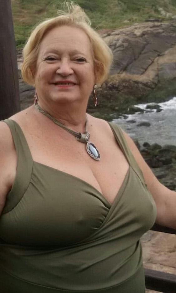 20P Mature ladies braless cleavage pokies 128
