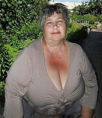 20P Mature ladies braless cleavage pokies 128