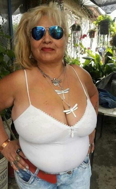 20P Mature ladies braless cleavage pokies 128