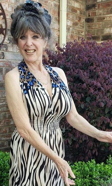 20P Mature ladies braless cleavage pokies 128