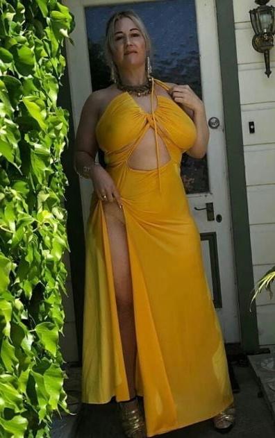 20P Mature ladies braless cleavage pokies 128