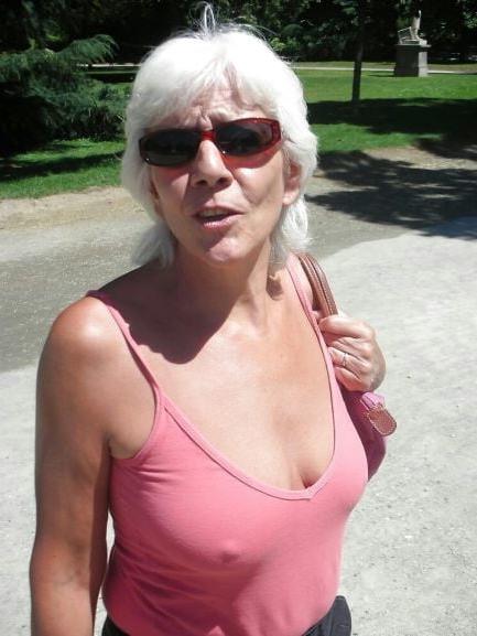 20P Mature ladies braless cleavage pokies 128