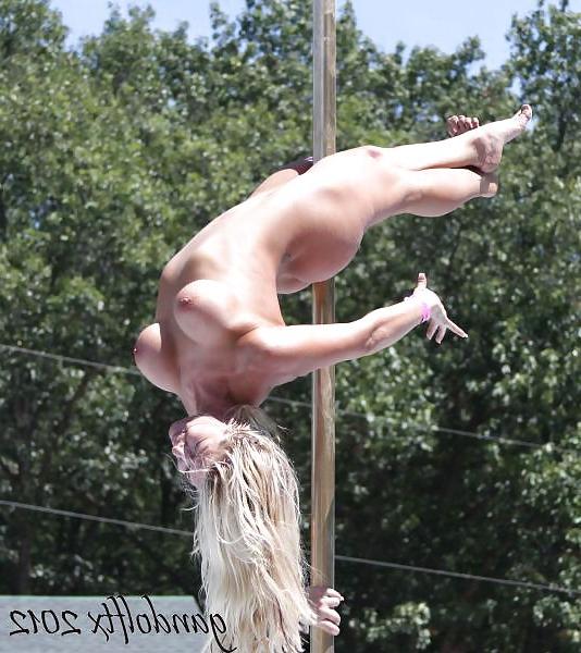 25P Erotic porn pole dancing in the open air