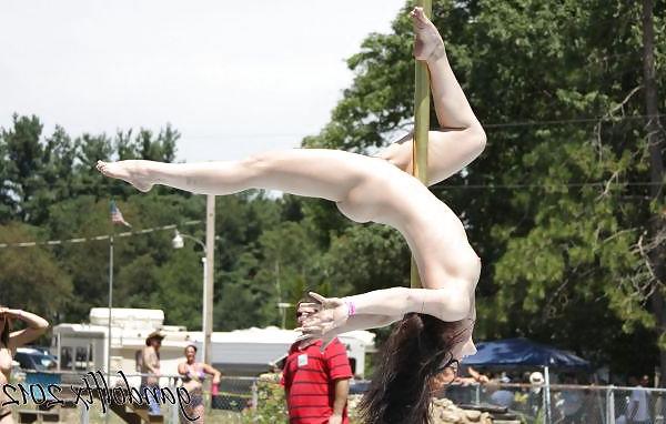 25P Erotic porn pole dancing in the open air