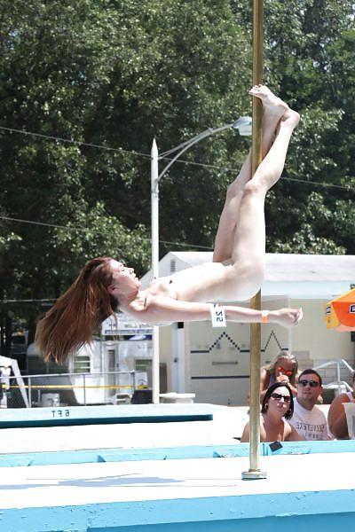 25P Erotic porn pole dancing in the open air